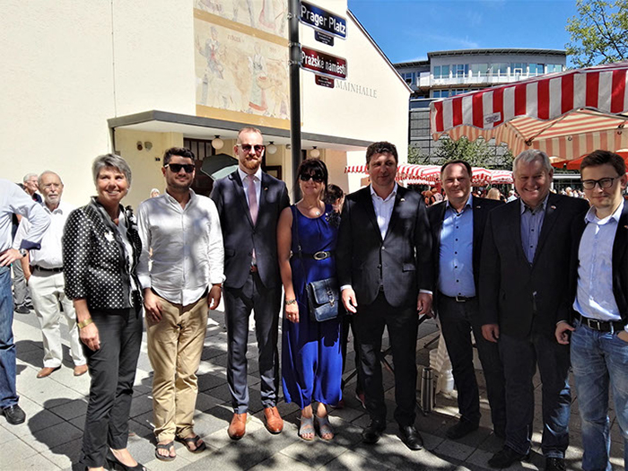 Enthüllung von Strassenschildern