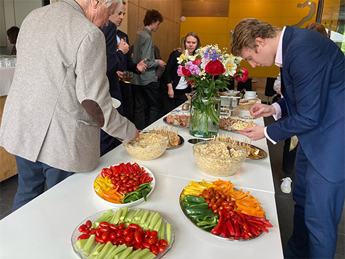 Buffet beim Botschaftsfest in Prag.