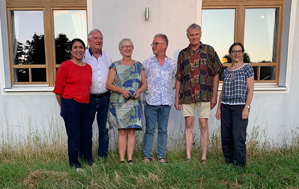 Der Vorstand des Internationalen Zirkels von links nach rechts: Viviana Horna, Peter Schmidt und Barbara Sabarth als weitere Vorstandsmitglieder und Peter Springl als 1. Vorsitzender, Eckard Sabarth als Schriftführer und Vertreter des 1. Vorstehenden und Mathilde Müller-Bulabois als Schatzmeisterin.